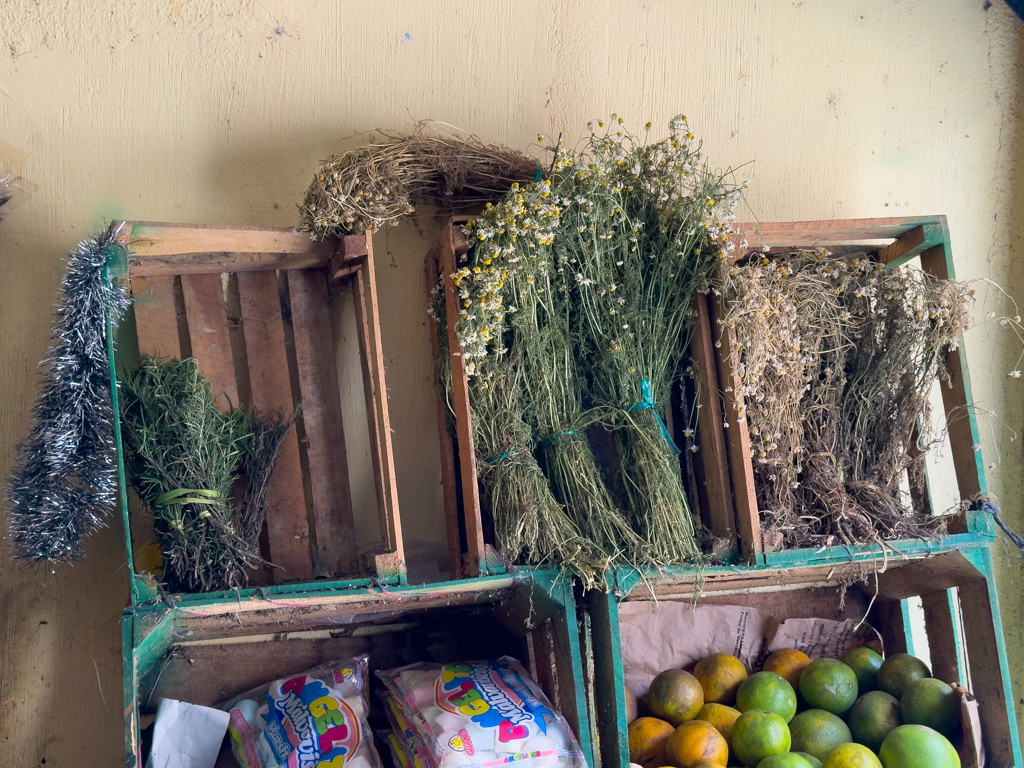 Getrocknete Gewürze in einer kleinen Fruteria in San Juan