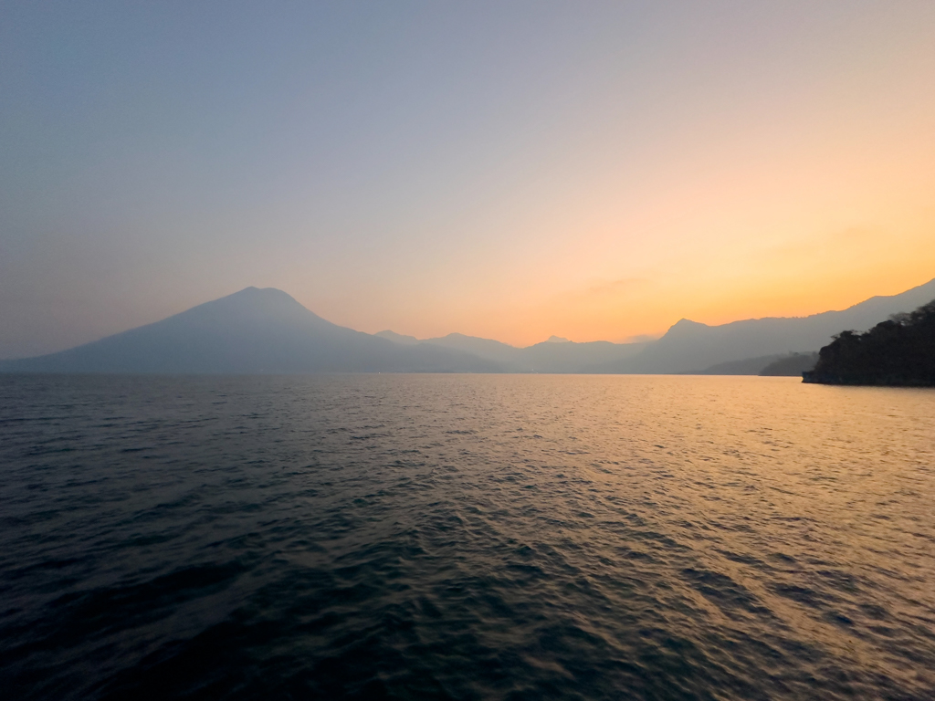 kleines Sonnenuntergangs Pano vom Bootssteg aus über Lago Atitlán mit Vulcano San Pedro
