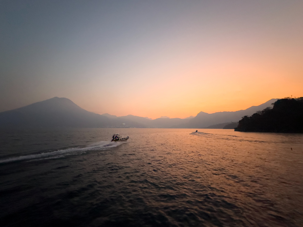 kleines Sonnenuntergangs Pano vom Bootssteg aus über Lago Atitlán mit Vulcano San Pedro