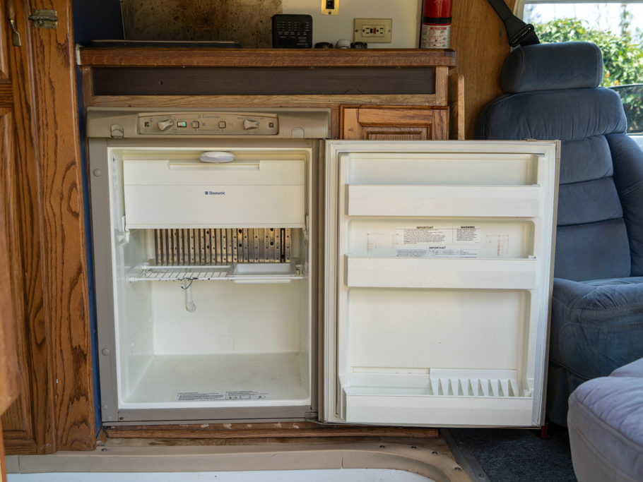 Marthas Küche mit leergeräumten Kühlschrank. Foto fürs Verkaufsinserat