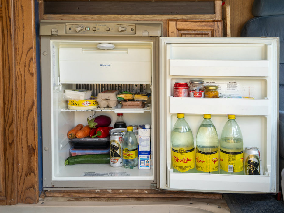 Grossaufnahme vom gefülltem Kühlschrank. Foto fürs Verkaufsinserat