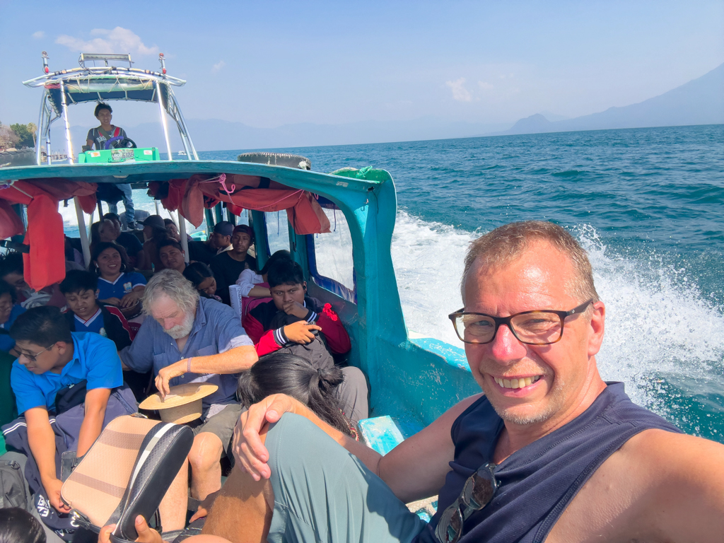 Mit dem Boot geht's hin nach San Marcos - keine 5 Minuten...