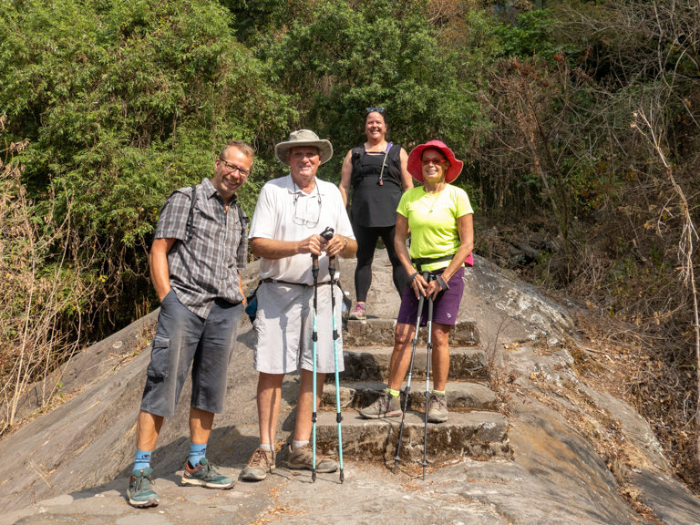 Auf dem Elephant Rock: Jo mit Bill und Jan. Im Hintergrund unser Guide Andrea