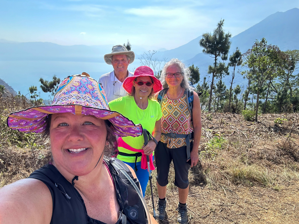 Die Wandervögel auf der Kreta mit der atemberaubenden Aussicht auf den Lake Atitlan