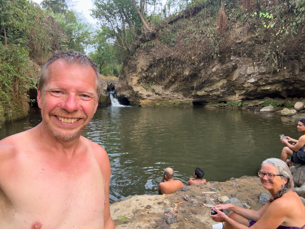 JoMa geniessen das Bad, auch wenn der Flusswasser gut temperiert ist