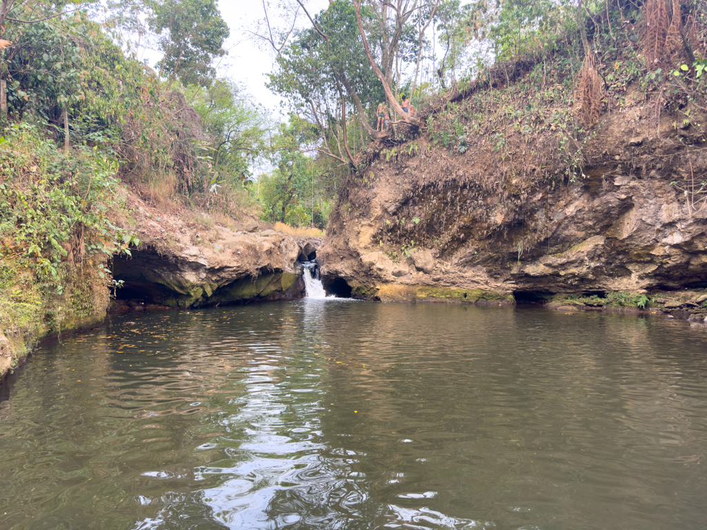 Natürlicher, grosser Pool im Fluss bei Poza el Cubo