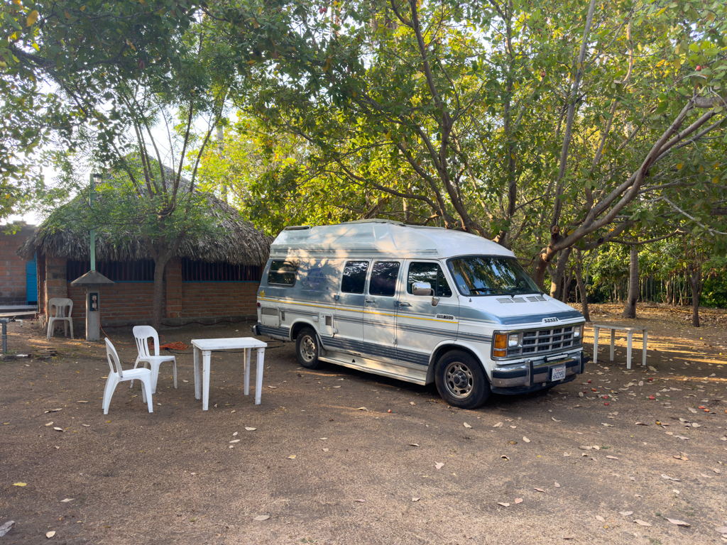 Unser Stellplatz unter einem Cashew-Baum in Puerto Aristo bei Joe