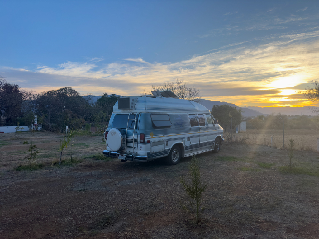 Angekommen im OaxacaView mit Sicht auf den Sonnenuntergang über Oaxaca