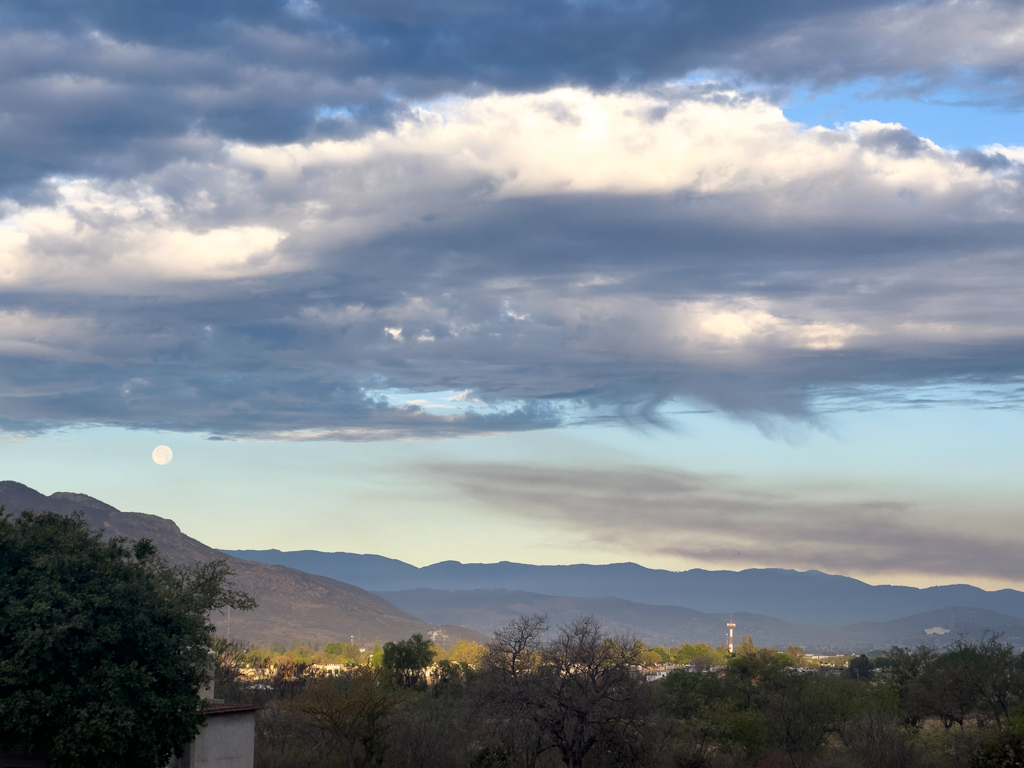 Morgenstimmung mit Vollmond über Oaxaca