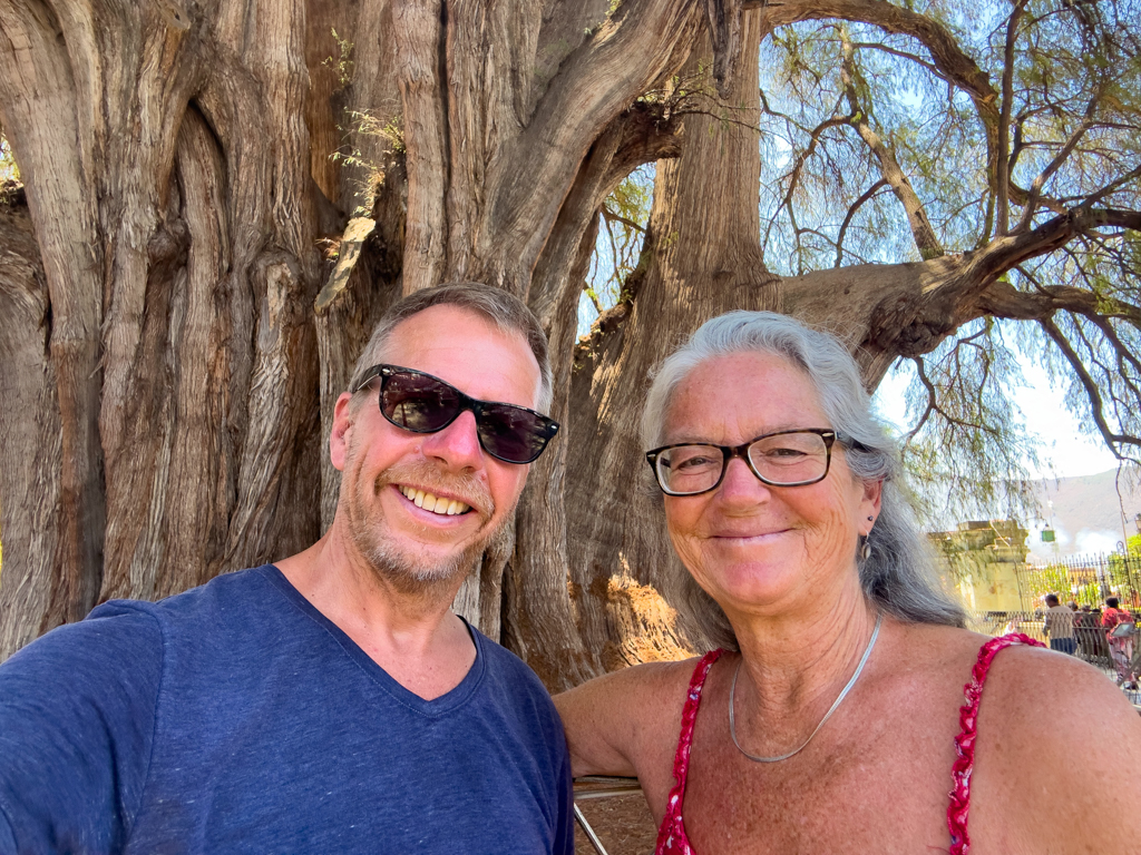 JoMa Selfie vor dem Arbol del Tule in Santa Maria de Tule bei Oaxaca