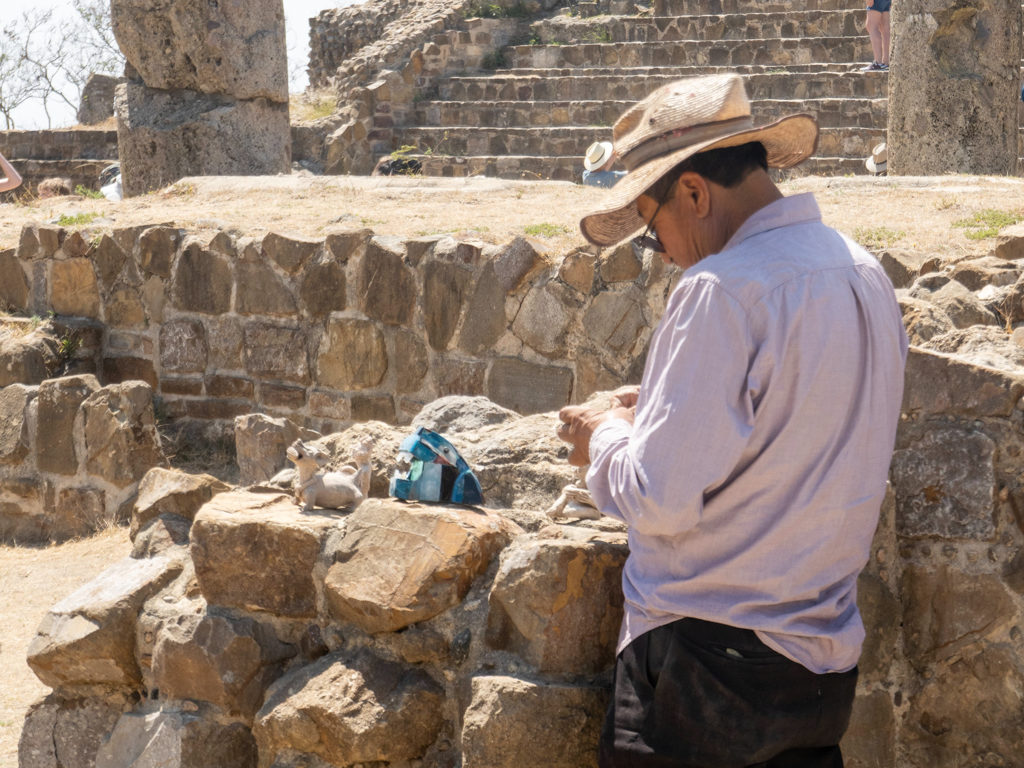 Einer der "Arthefakt"-Verkäufer auf dem Monte Alban