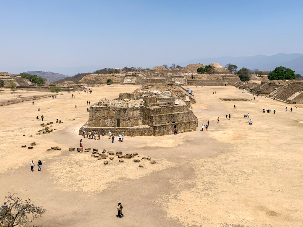 Monte Alban, Oaxaca: Aussicht von der Südplattform über die Anlage. Im Vordergrund das Observatiorium, das einzige "schräge" Gebäude.