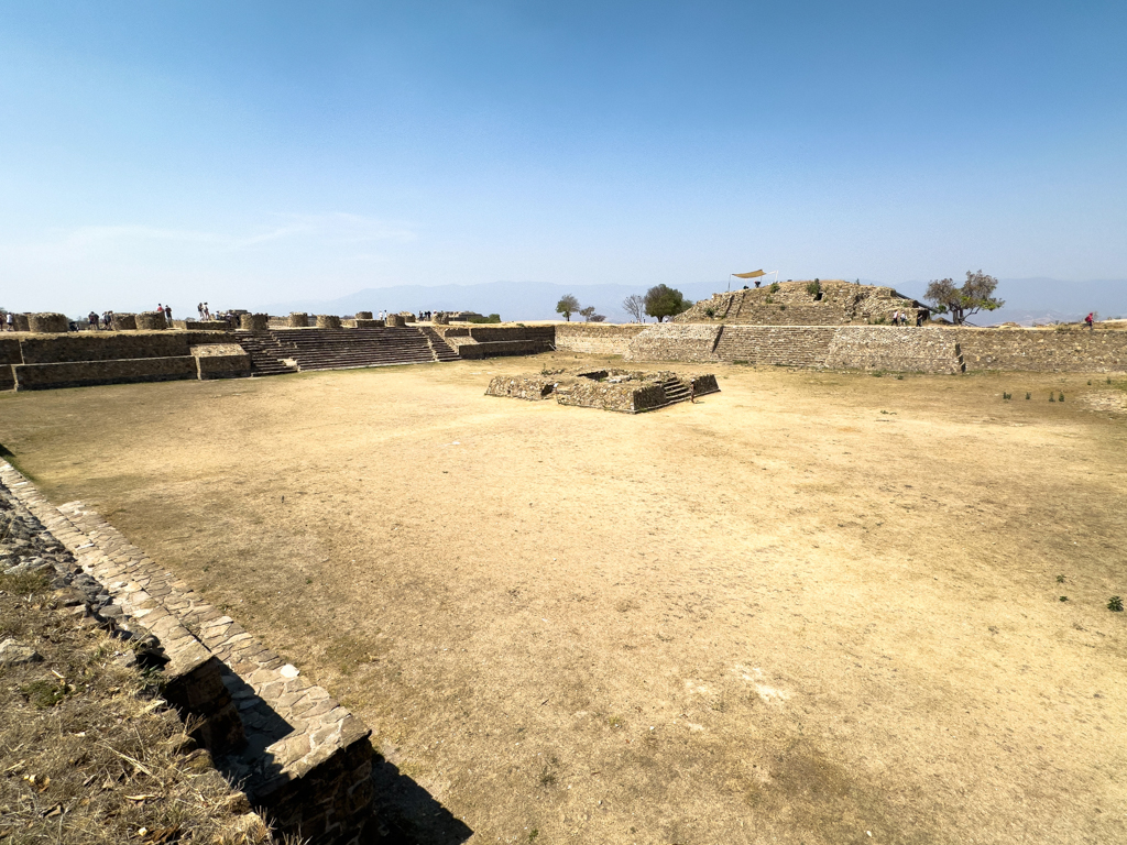 Weitläufige Ruinen und Anlagen der Zapoteken auf dem Monte Alban, Oaxaca