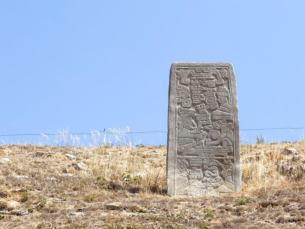 Eine der Steelen in der Anlage des Monte Alban, Oaxaca