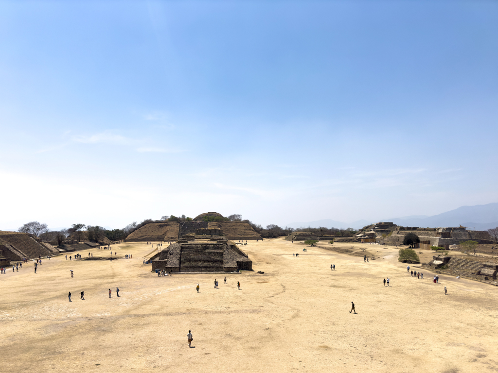 Weitläufige Anlage auf dem Monte Alban, Oaxaca: Sicht von der Südplattform