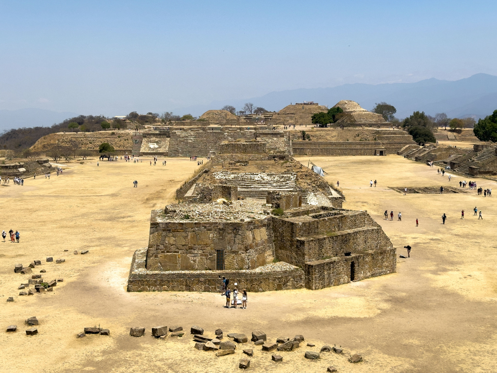 Monte Alban, Oaxaca: Aussicht von der Südplattform über die Anlage. Im Vordergrund das Observatiorium, das einzige "schräge" Gebäude.