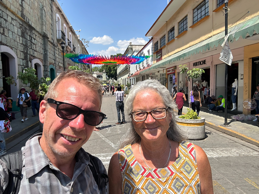 JoMa Selfie in der Fussgängerzone von Oaxaca