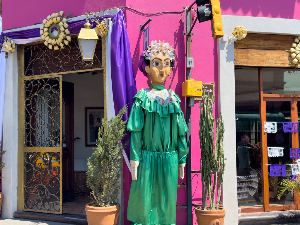 Farbenfrohe Strassendeko in Oaxaca