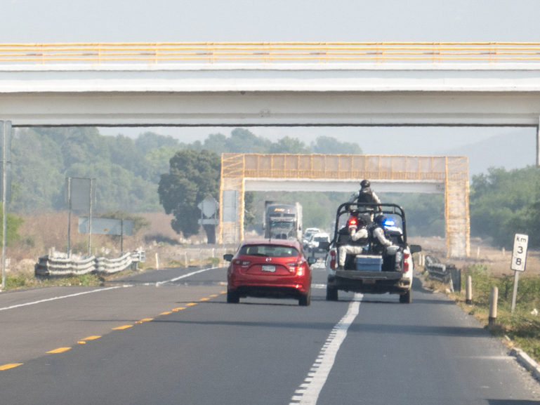 Guardia National auf der Autobahn: Hinten auf dem Pickup steht immer einer mit gezücktem Maschinengewehr in Fahrtrichtung..., daneben sitzen 2 Kollegen auf der Ladefläche und die Warnlichter blinken - alles nicht gerade vertrauenserweckend!