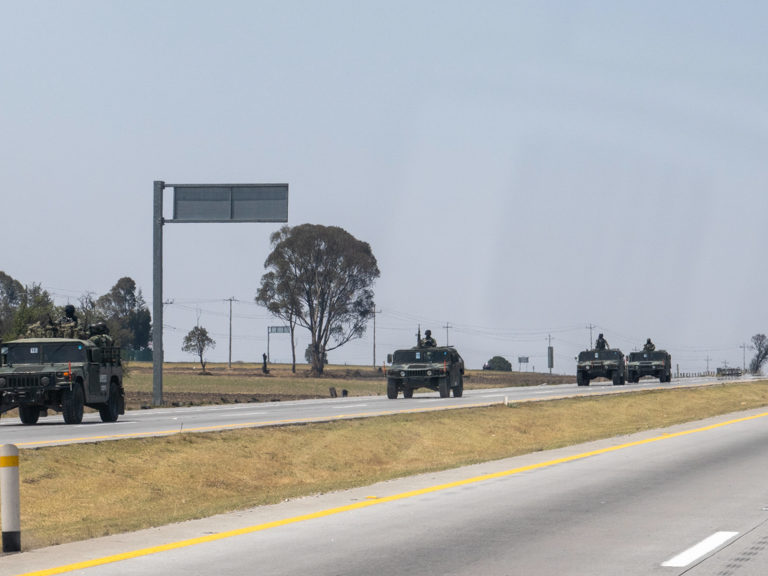 ...auch das Militär ist mit gezücktem Maschinengewehr unterwegs.