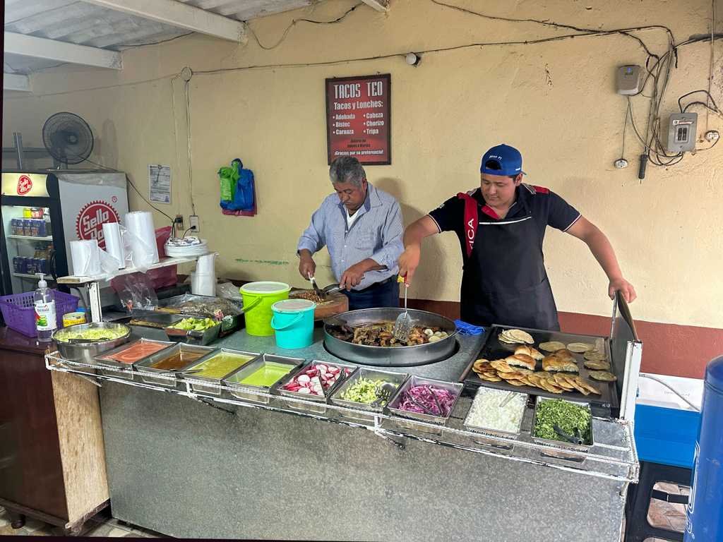 Auswahl zwischen Tacos oder Lonches (Brötchen) mit verschiedenen Füllungen und Zutaten