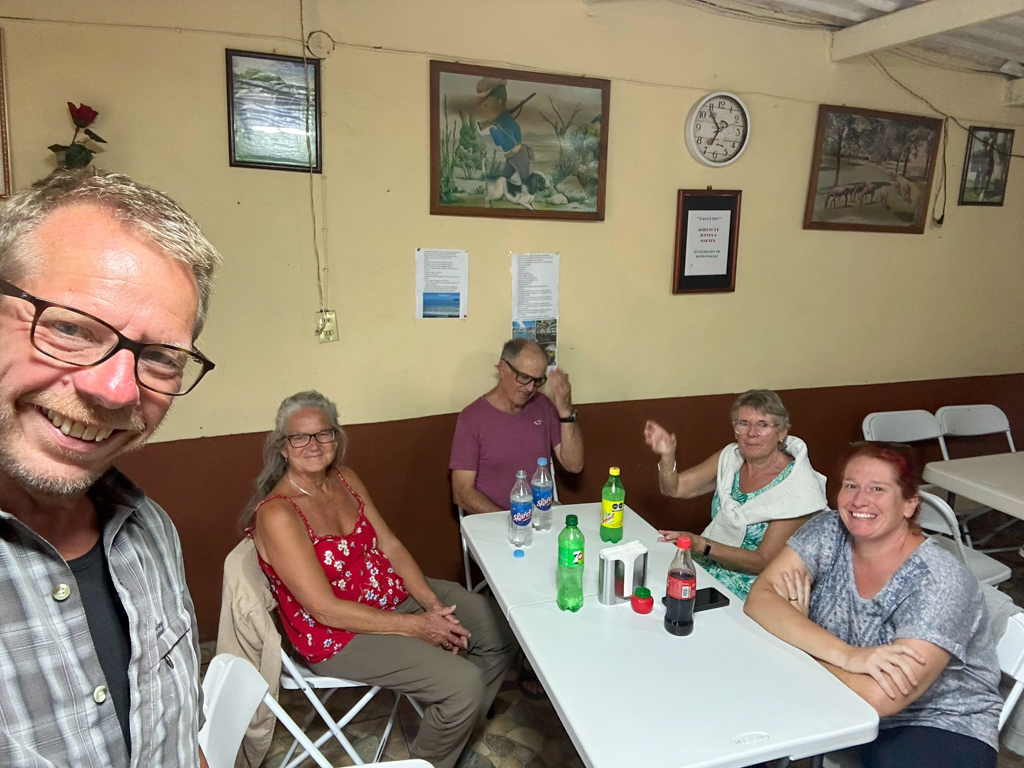 Abendessen im Dorf, in Santa Elena, mit Denise, Ursula und Markus