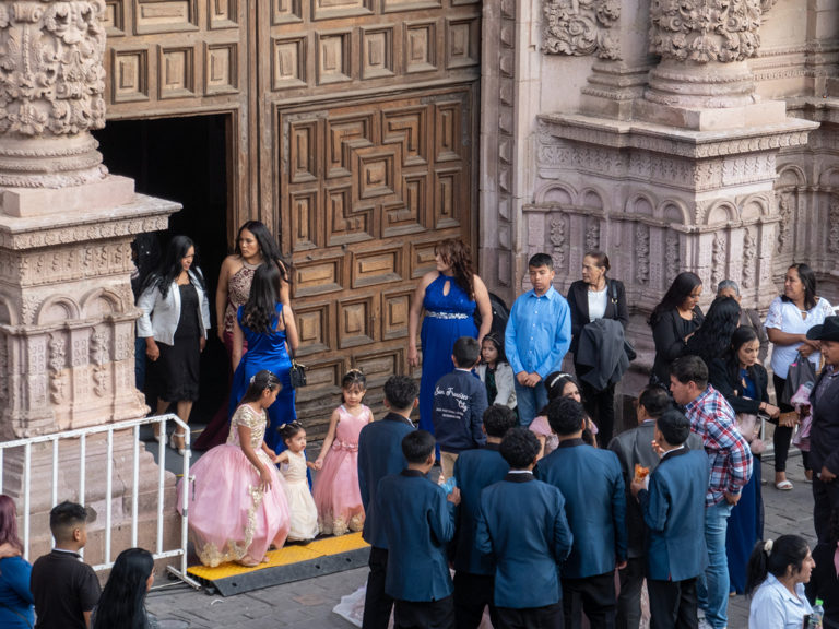 Eine 15-jährigen Feier (Quinceañera, Kurzform für Fiesta de quinceañera): der 15. Geburtstag von mexikanischen Mädchen wird gross und aufwändig gefeiert!