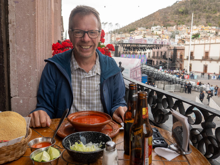 Restaurant-Balkon mit Aussicht, In der Altstadt von Zacatecas; gegenüber auf dem Grossen Platz findet das letzte Konzert des FCZ 2024 statt