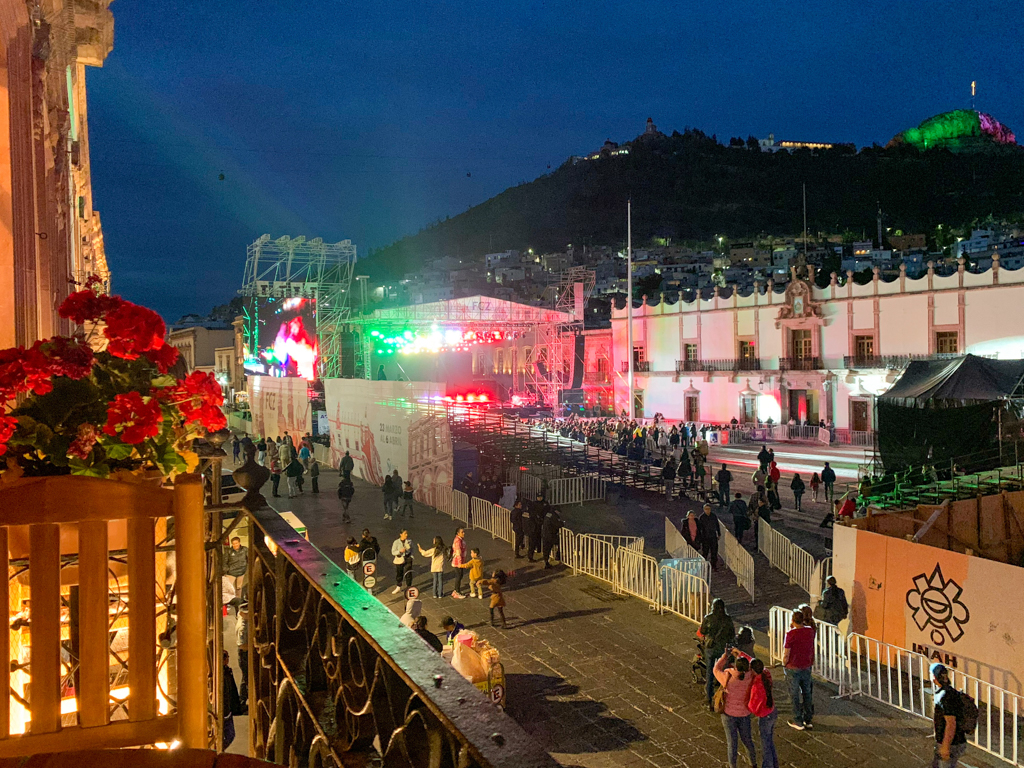 Bühne des FCZ, Festival Cultural de La Paz en Zacatecas 2024, beleuchtet in den mexikanischen Nationalfarben