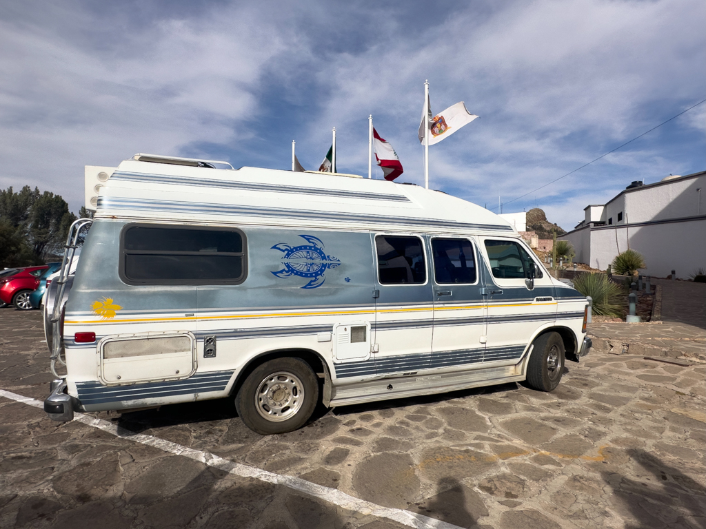 Martha auf dem Parkplatz beim Hotel Baruk, über dem Stadtzentrum von Zacatecas