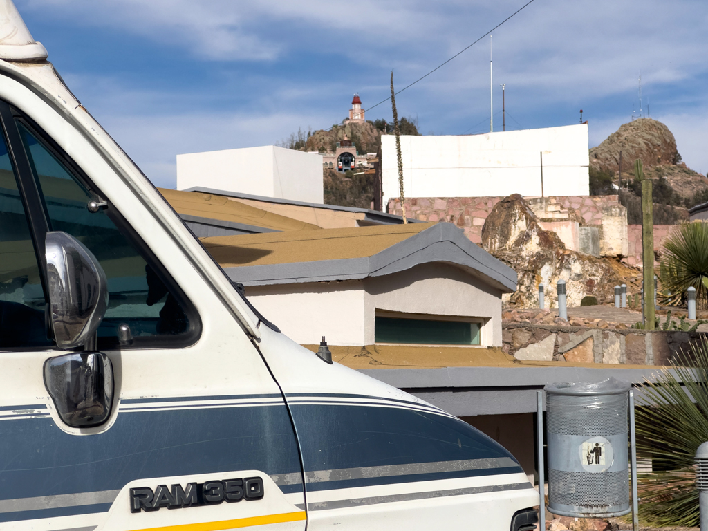 ...im Hintergrund der "Hausberg" Zacatecas mit Gondelbahn