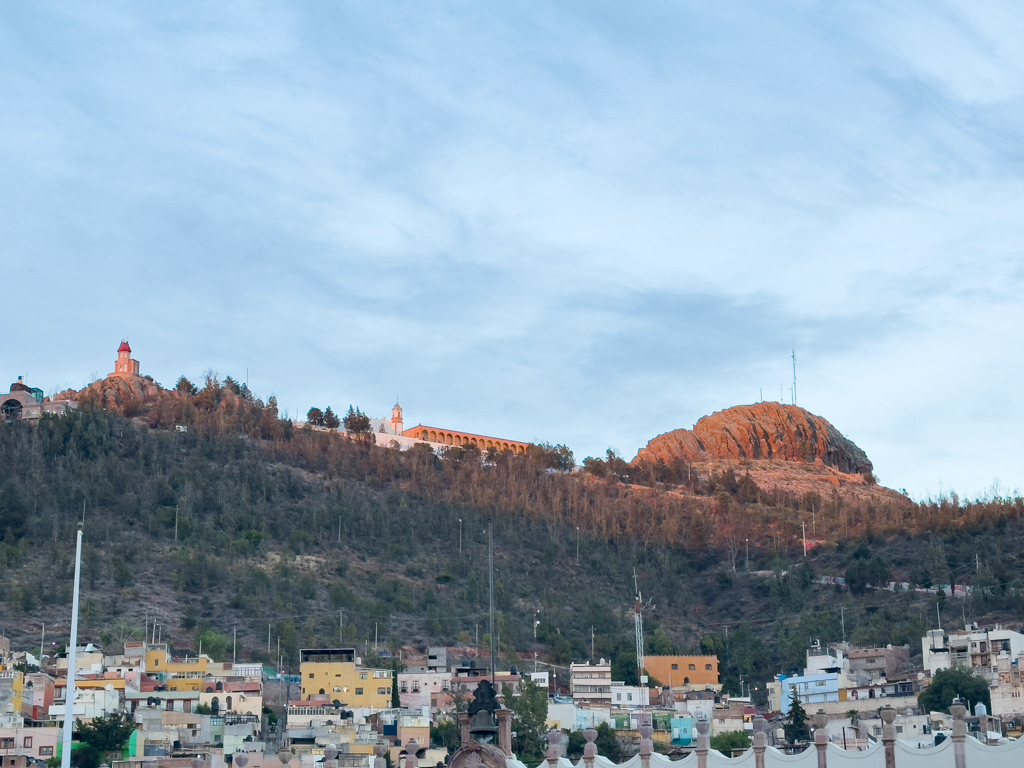 "Hausberg" von Zacatecas in der Abendsonne