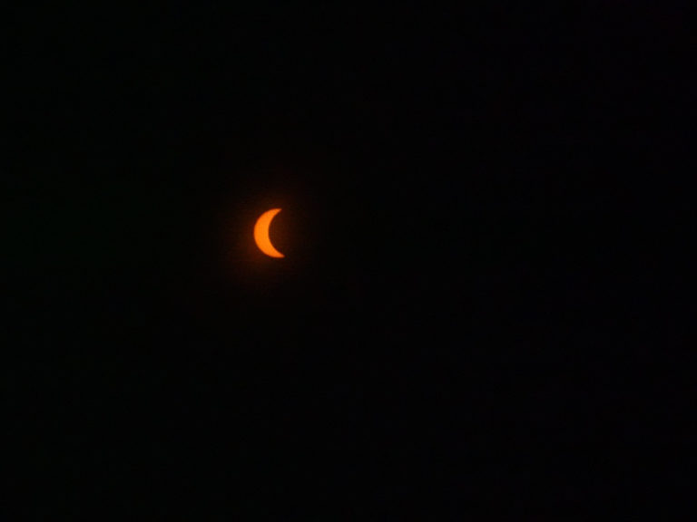 Sonnenfinsternis, 8.4.2024, Durango: Der Mond schiebt sich von rechts vor die Sonne