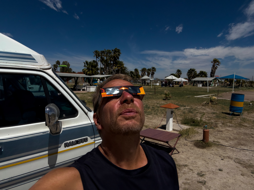 Sonnenfinsternis, 8.4.2024, Durango: Es wird langsam dunkler; Jo staunt mit der SoFi-Brille in die Sonne