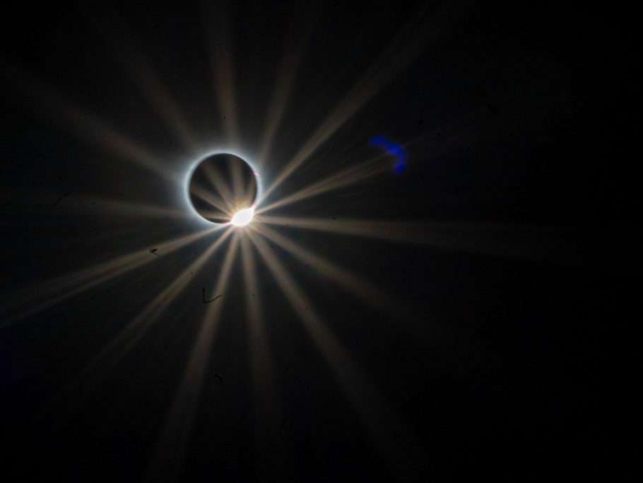 Kurz nach der totalen Sonnenfinsternis am 08.04.2024 in Durango, Mexiko: Der Mond bewegt sich nach links weg und die Sonne strahlt wieder