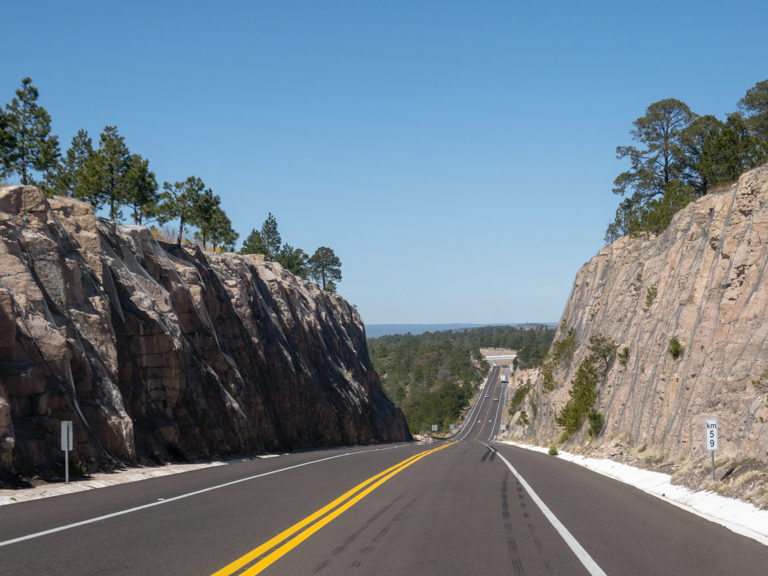 Durch diese hohle Strasse fahren wir. Von Durango auf dem Weg zu Noé nach Celestino