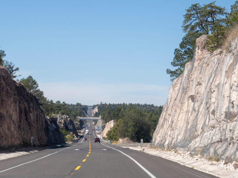 Für die Strasse von Durango nach Mazatlan wurden richtige Schneiden in den Fels geschlagen
