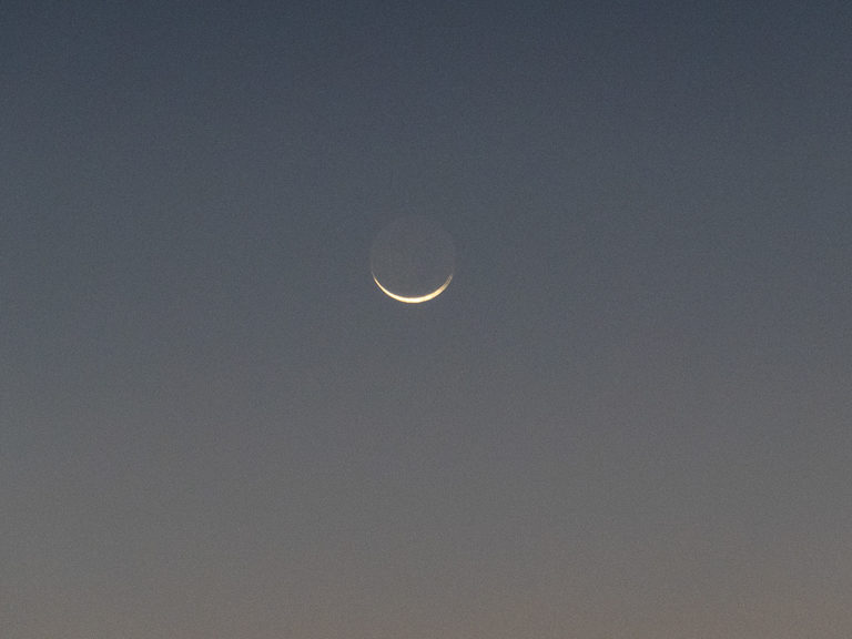 Die schmale Neumond Sichel ist schon kurz nach Sonnenuntergang zu sehen