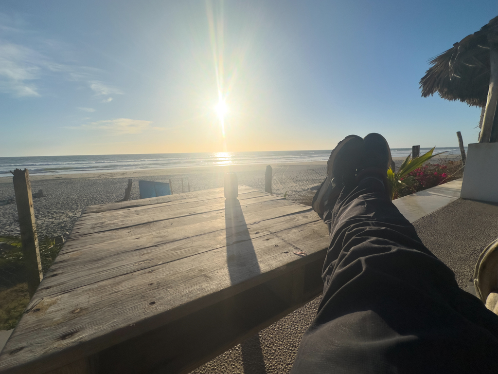Angekommen in Celestino auf Noéls Campground. Jo geniesst ein kühles Bier mit Blick aufs Meer.