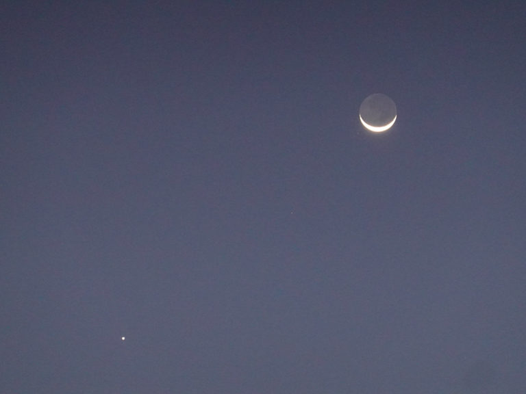 Die schmale Neumond Sichel imit Abendstern sind schon kurz nach Sonnenuntergang zu sehen