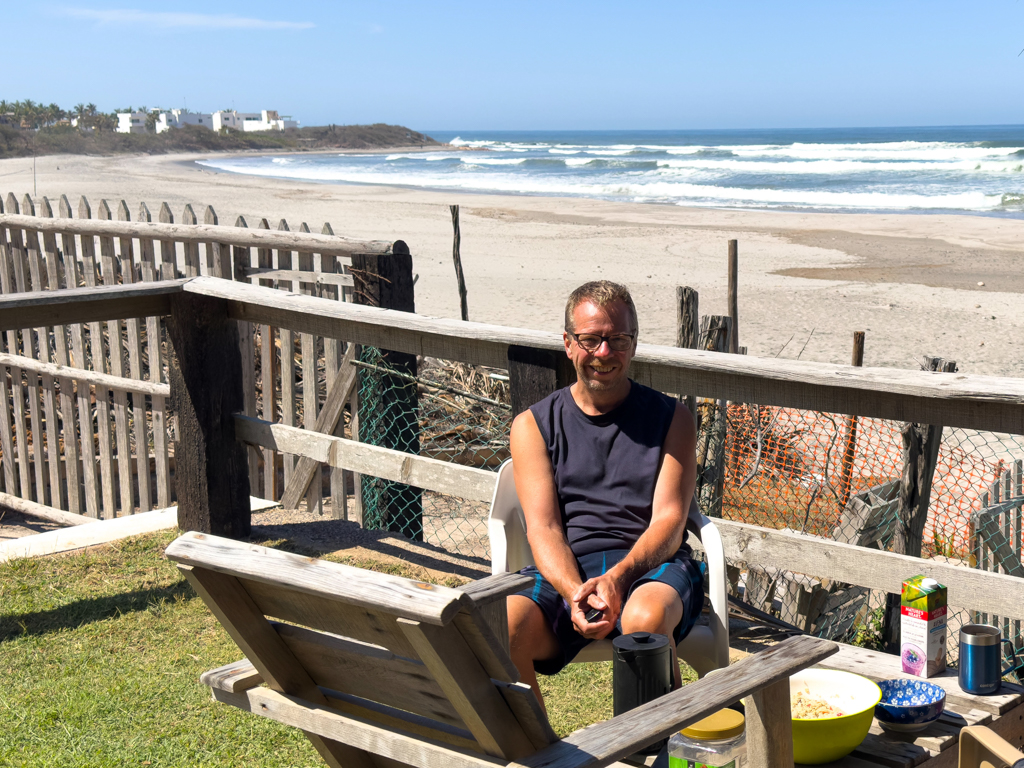 Mo am Zmorge mit Blick auf den Strand vom Campground aus...