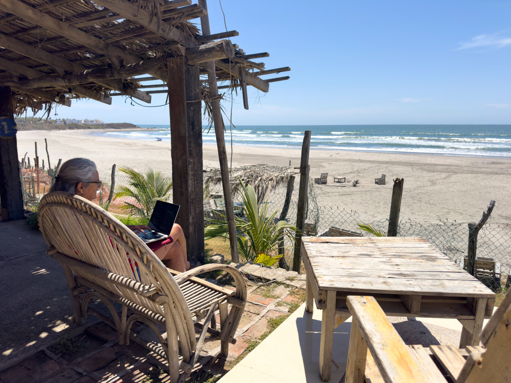 Ma's flexibler Beach Office Arbeitsplatz. Jetzt im Schatten unter der Palapa...