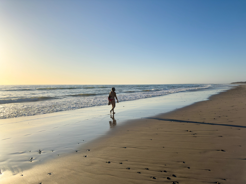 Mit Ma auf Sonnenuntergangs Spaziergang am Strand entlang