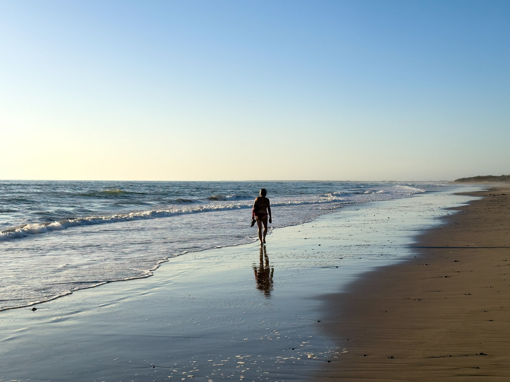 Mit Ma auf Sonnenuntergangs Spaziergang am Strand entlang