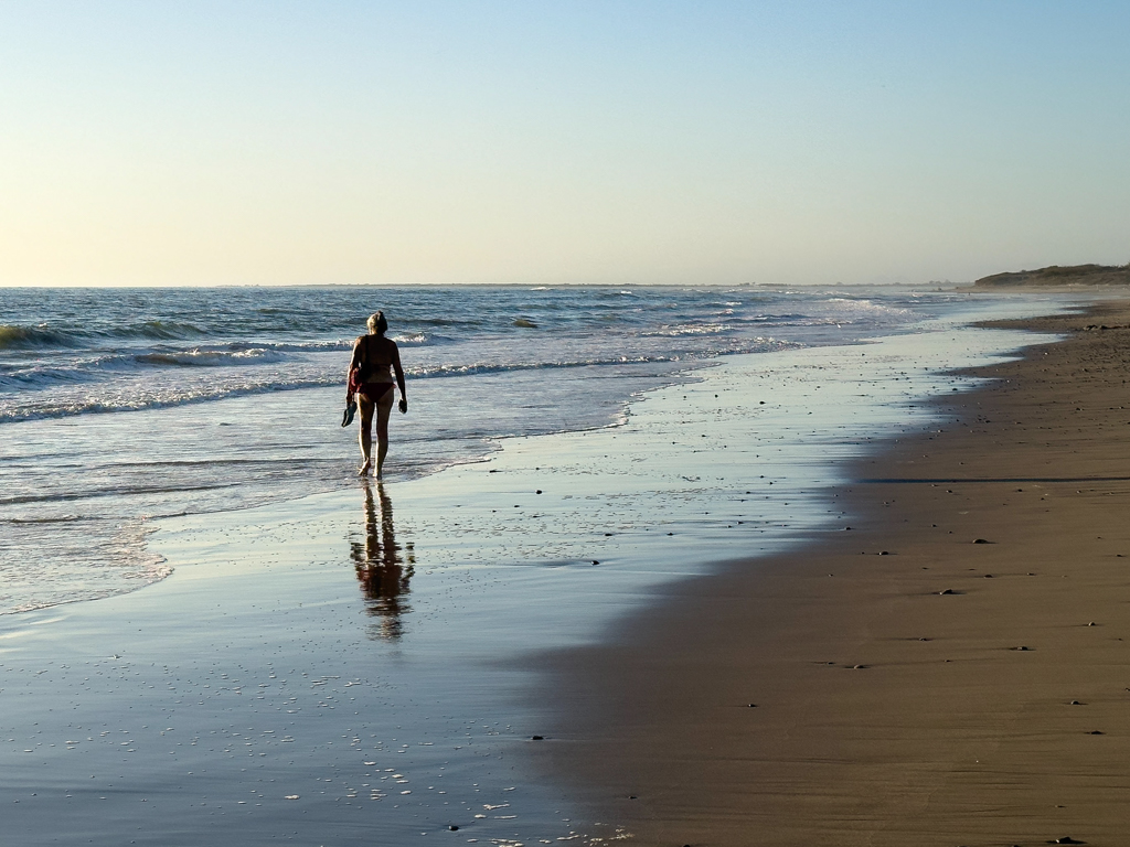 Mit Ma auf Sonnenuntergangs Spaziergang am Strand entlang