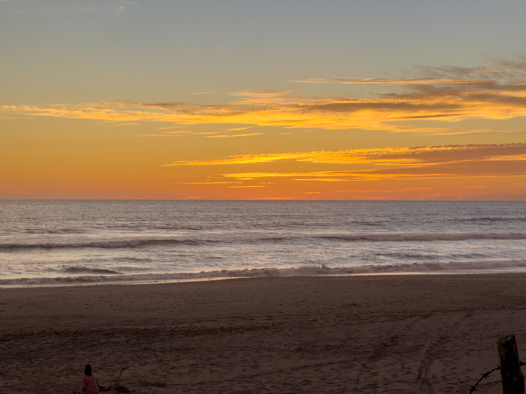 Sonnenuntergang am Strand beim Campground in Celeste