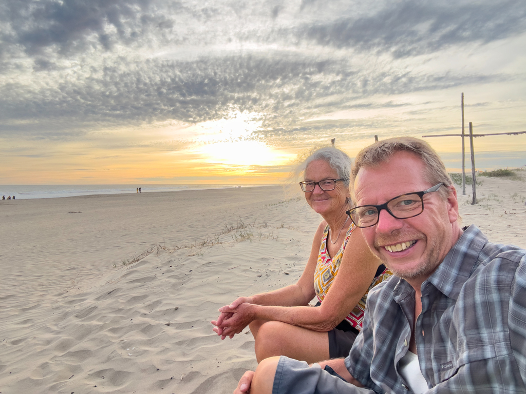 JoMa Selfie beim Sonnenuntergang an der Playa Bonita in Las Glorias