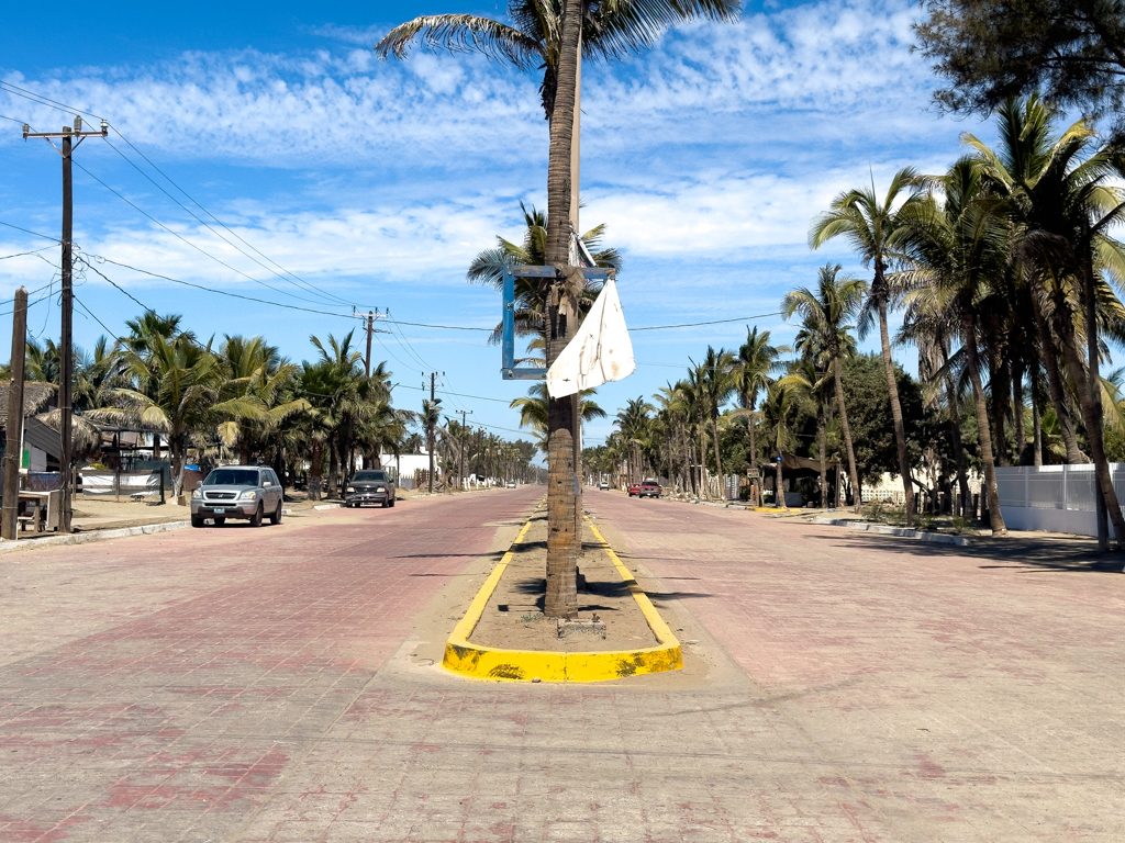 Boulevard del Tiburon in Las (Lost?) Glorias