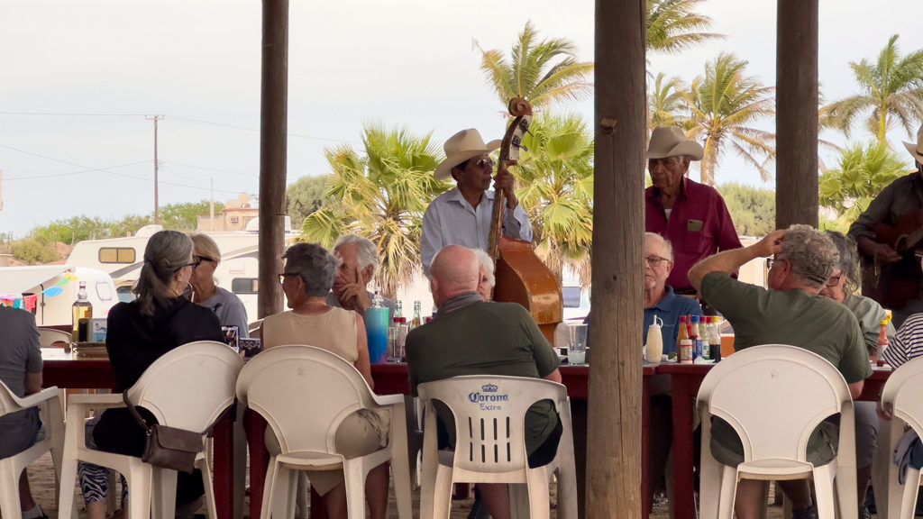 Eine Mariachi-Gruppe spielt auf für die Sonnen(finsternis)anbeter-Reisegruppe