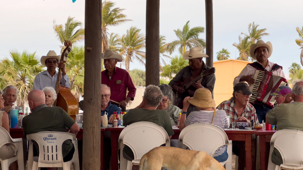 Eine Mariachi-Gruppe spielt auf für die Sonnen(finsternis)anbeter-Reisegruppe
